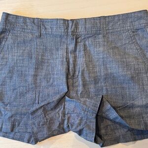GAP blue Chambray City Short size 8 Mid Rise  3” inseam